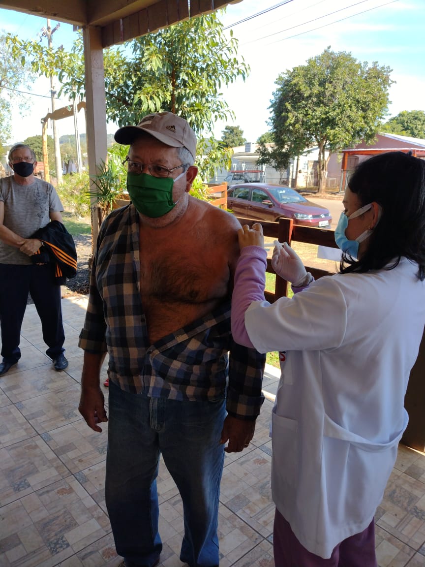 DRIVE-THRU DE VACINAÇÃO CONTRA A COVID-19